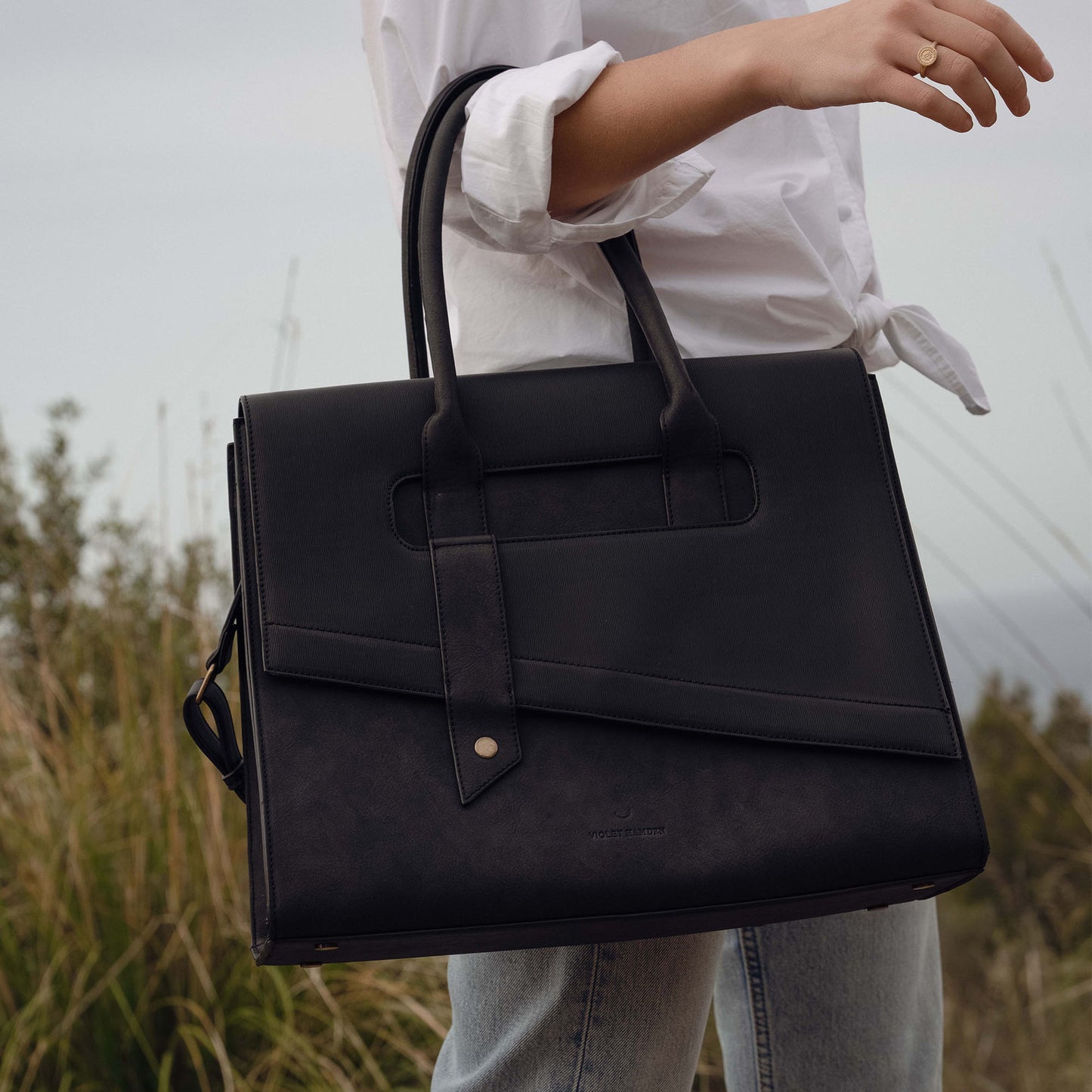 Essential Bag zwarte schoudertas met 13 inch laptopvak